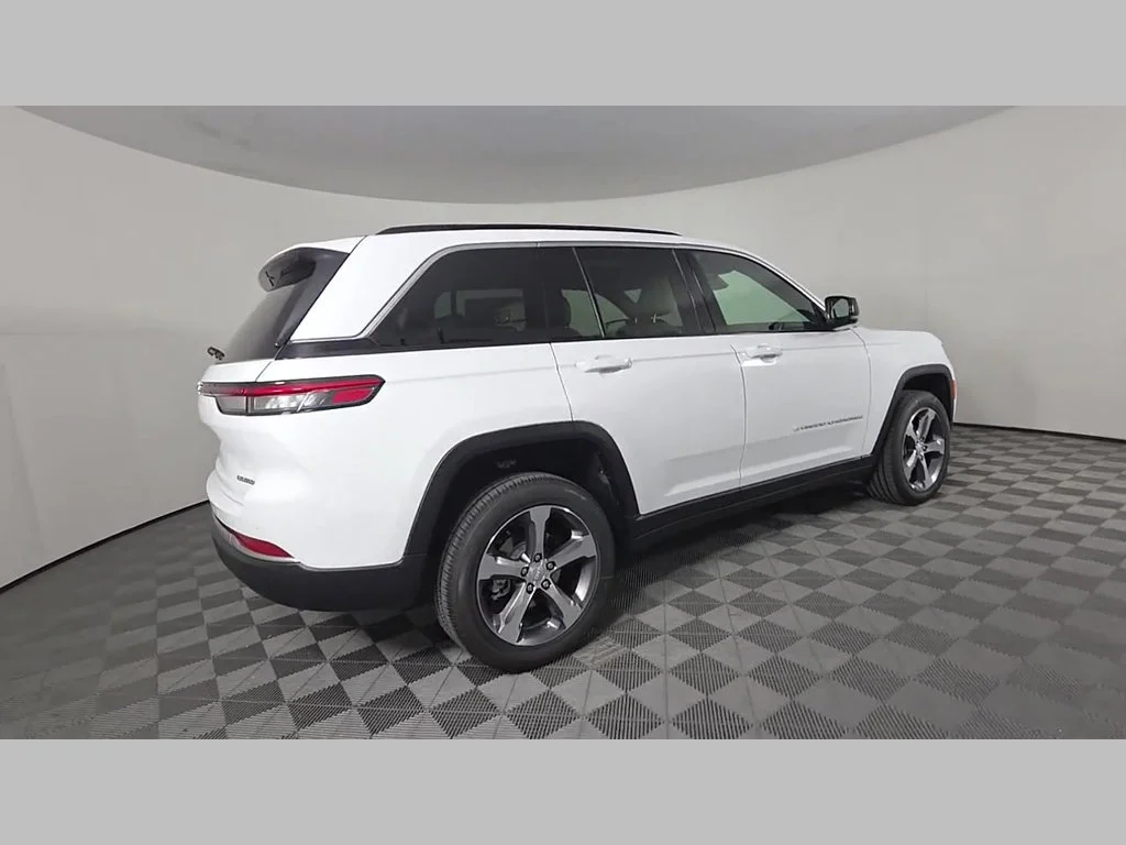 New 2026 Bright White Clear-Coat Exterior Paint Jeep Limited image 27