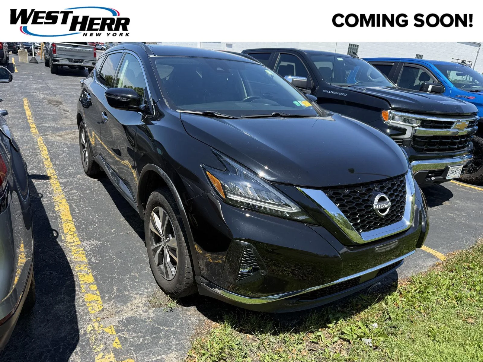 Used 2023  Nissan  image 1