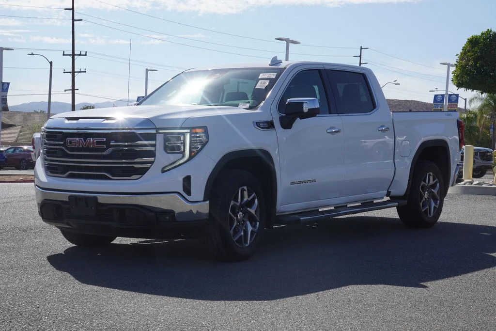 Used 2023 White GMC SLT image 1