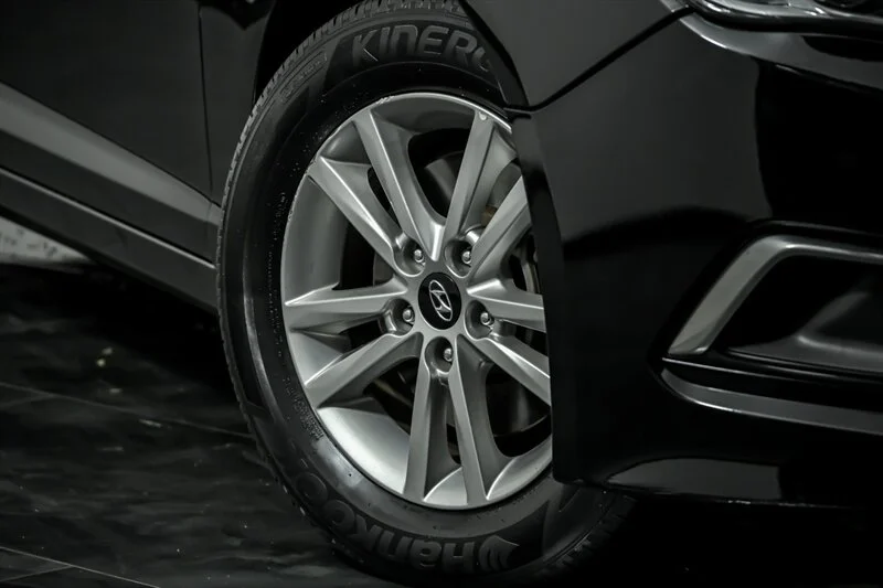 Used 2017 Phantom Black Hyundai  image 3