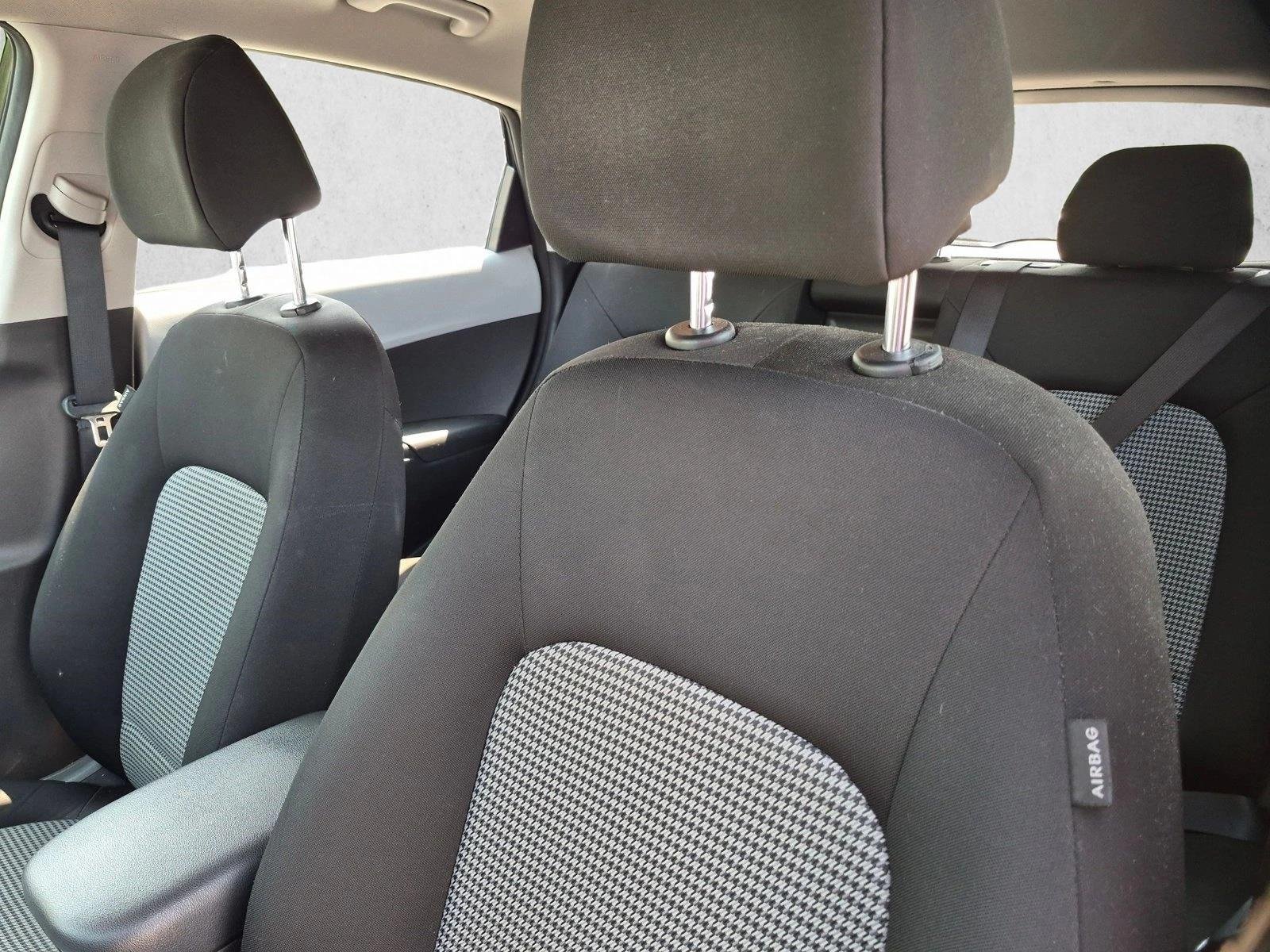 Used 2018 Ultra Black Hyundai SE image 13