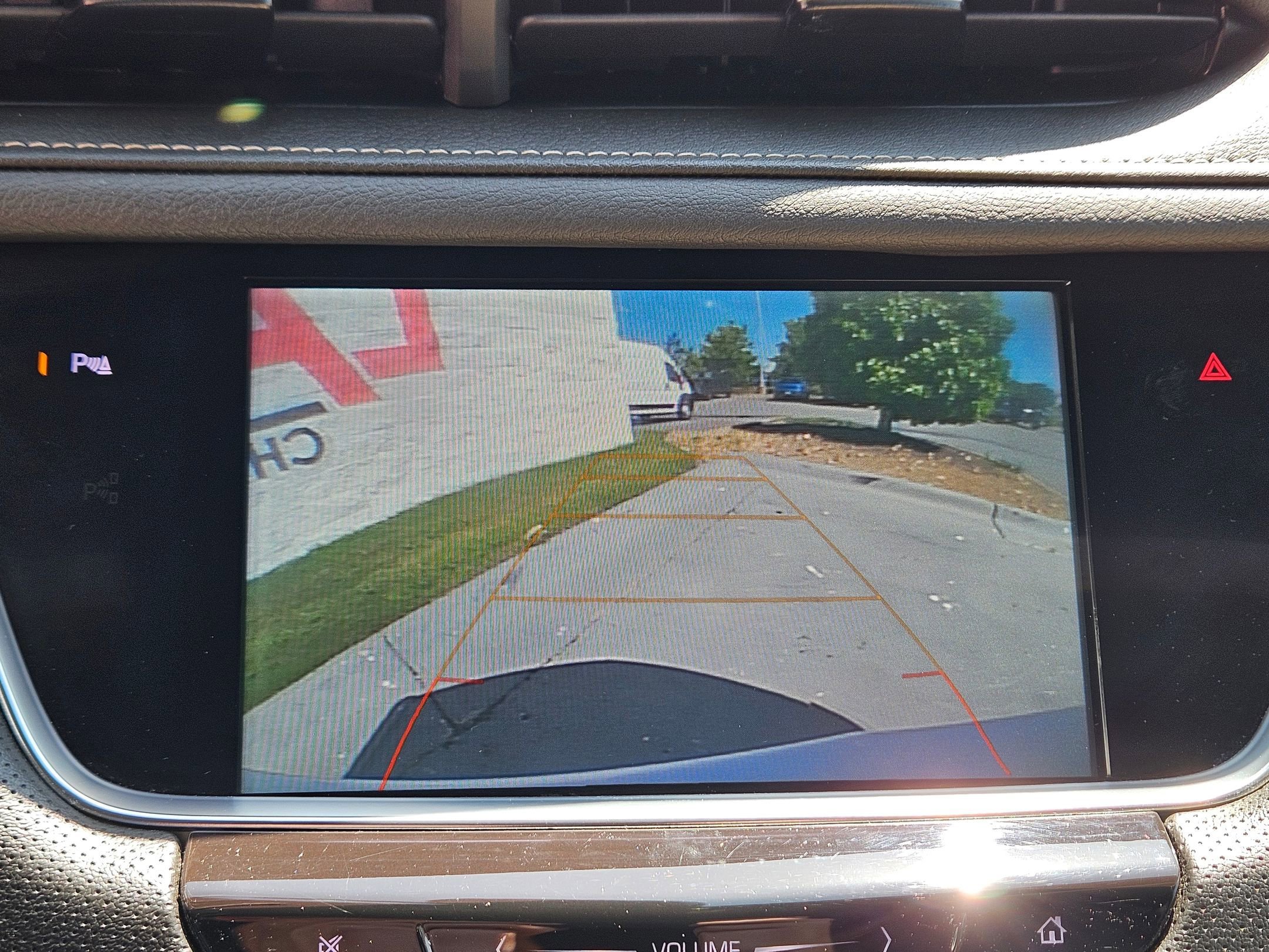 Used 2019 Crystal White Tricoat Cadillac Luxury FWD image 32