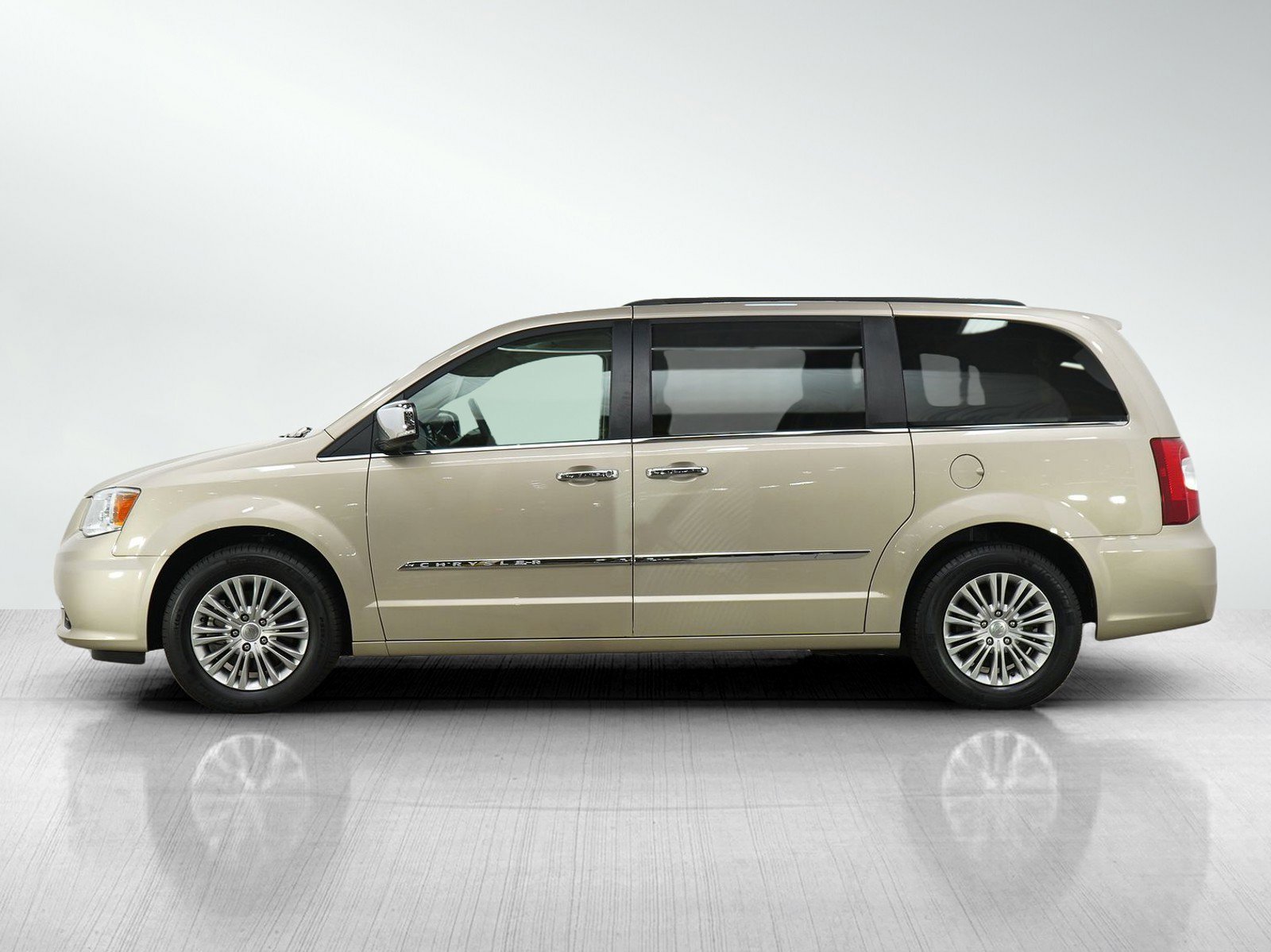 Used 2015 Chrysler Town & Country Touring-L with VIN 2C4RC1CG1FR578135 for sale in Burnsville, Minnesota