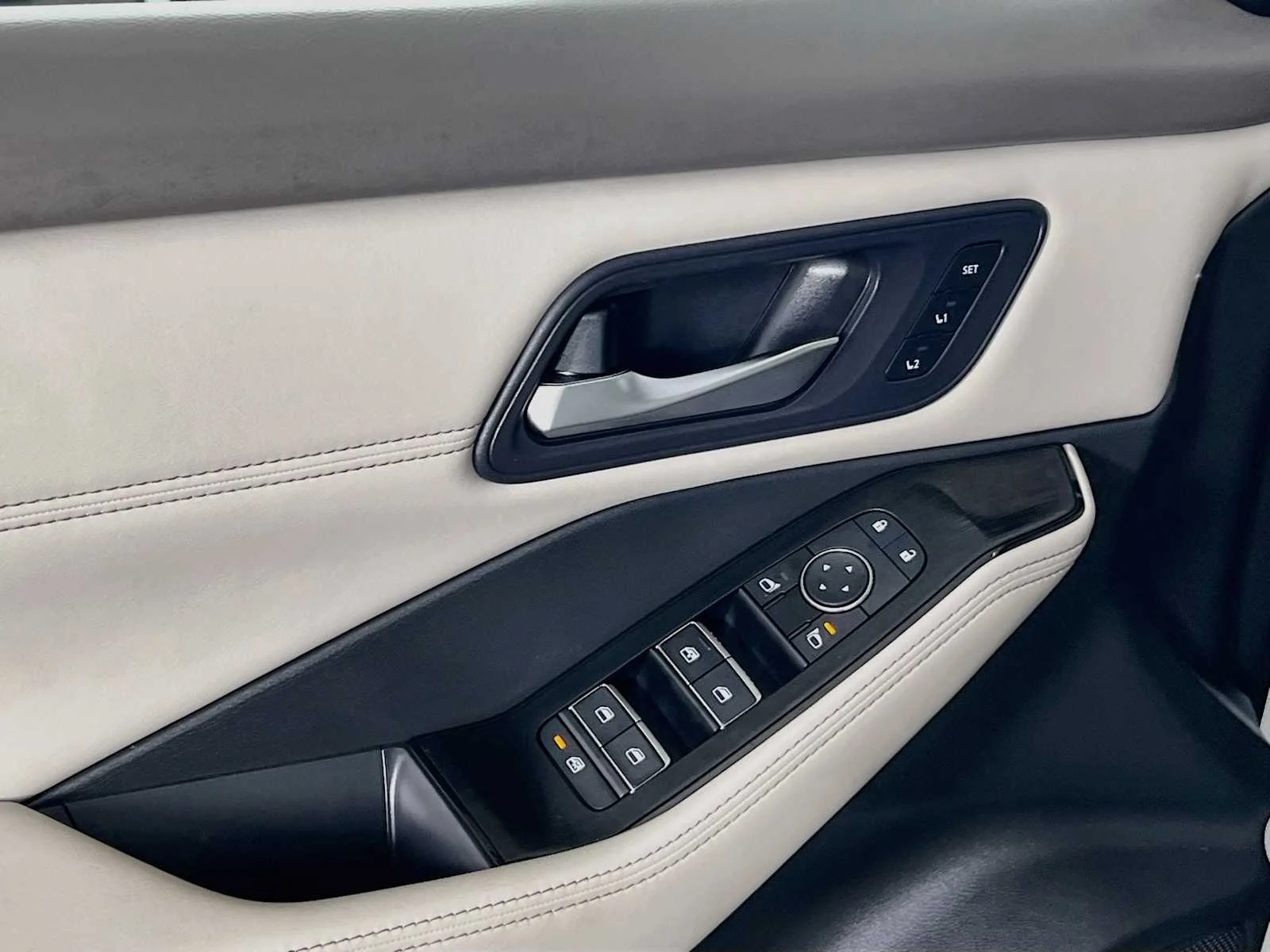 Used 2023 Pearl White Tricoat Nissan SL image 18