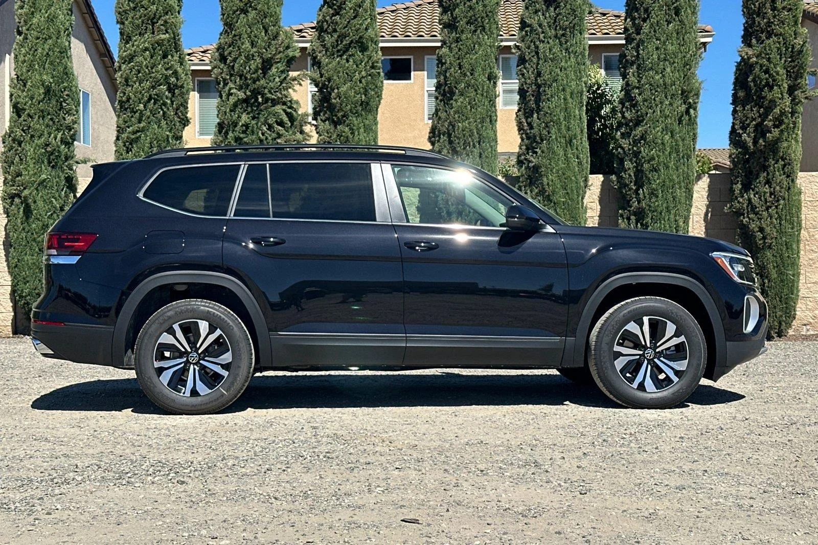 New 2026 Deep Black Pearl Volkswagen 2.0T SE image 3