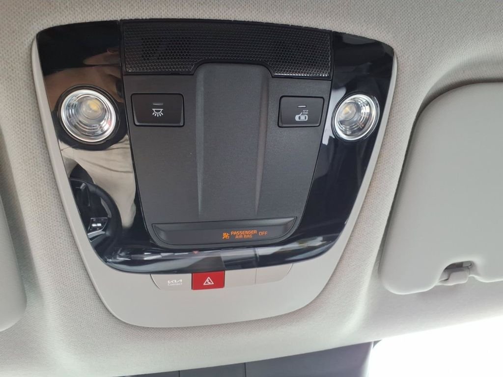 Used 2025 White Kia S image 44