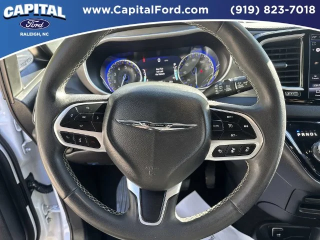 Used 2025 White Chrysler Select image 23