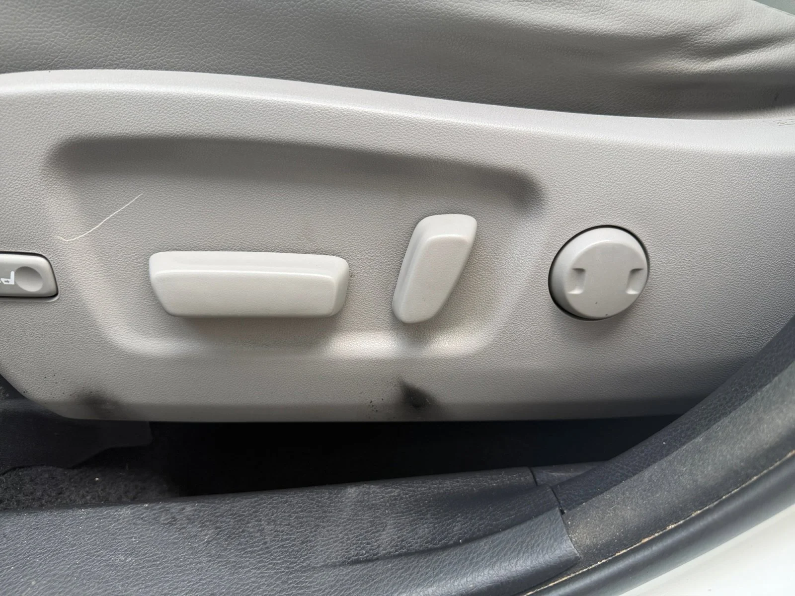 Used 2017 Blizzard Pearl Toyota XLE image 9