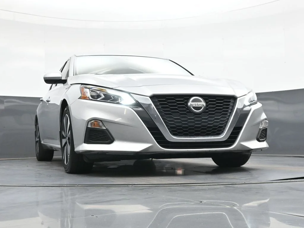 Used 2022 Silver Nissan 2.5 SV image 47