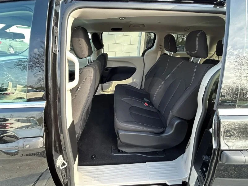 Used 2021 Black Chrysler L Minivan 4D image 32