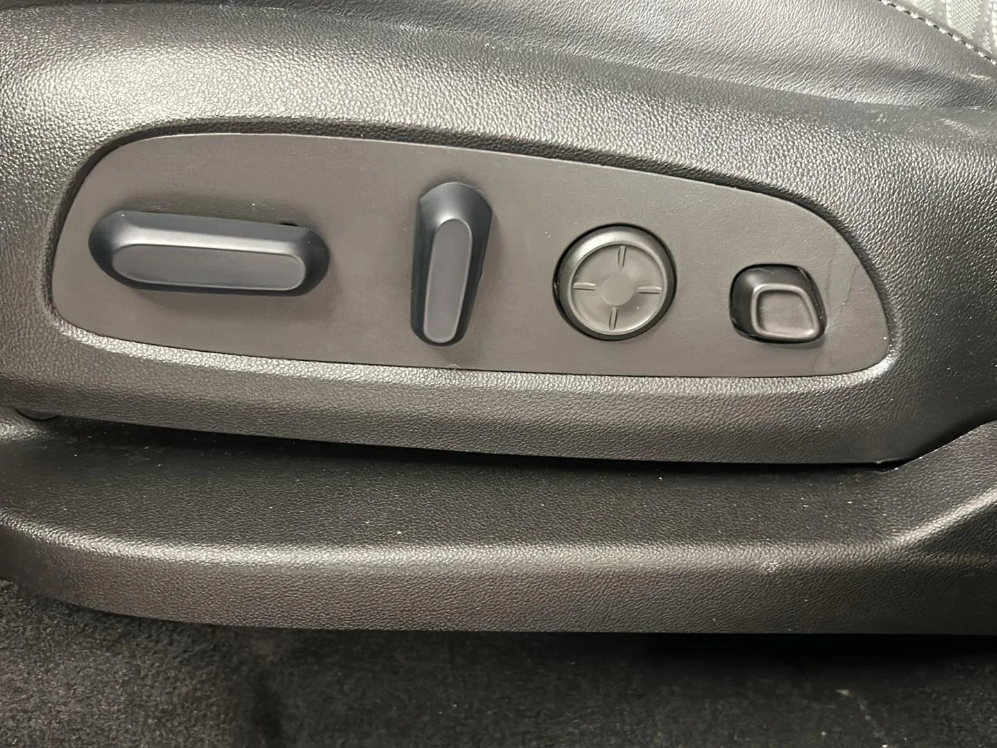 Used 2024 Ebony Twilight Metallic Buick Avenir image 15