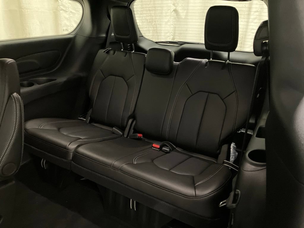 New 2027 Diamond Black Crystal Pearl-Coat Exterior Paint Chrysler Select image 14