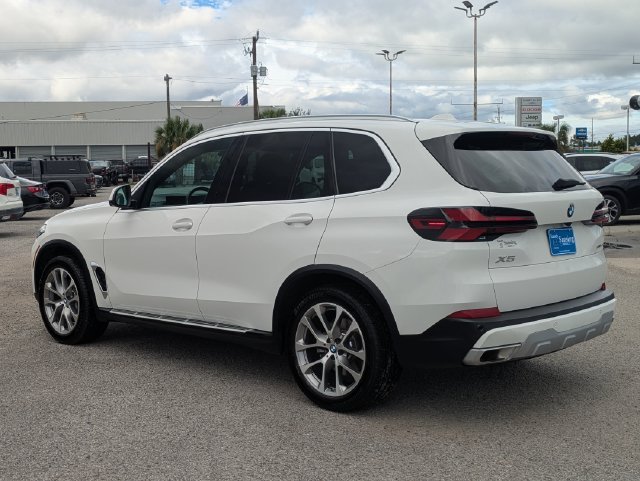 Used 2026 White BMW sDrive40i image 3