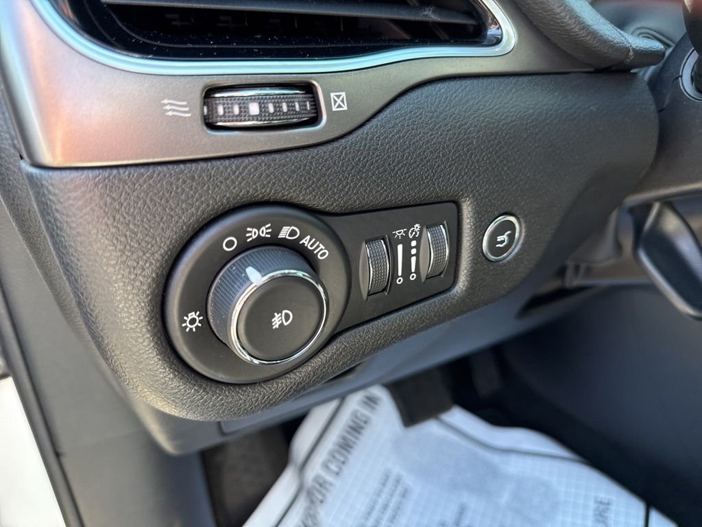 Used 2020 White Jeep Limited image 23
