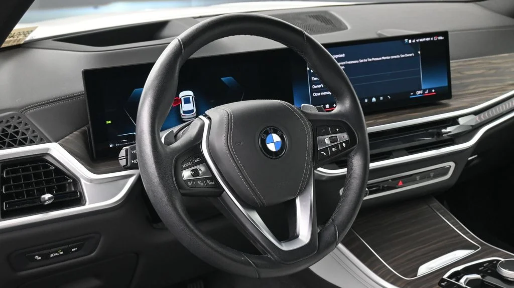 Used 2024 White BMW sDrive40i image 10