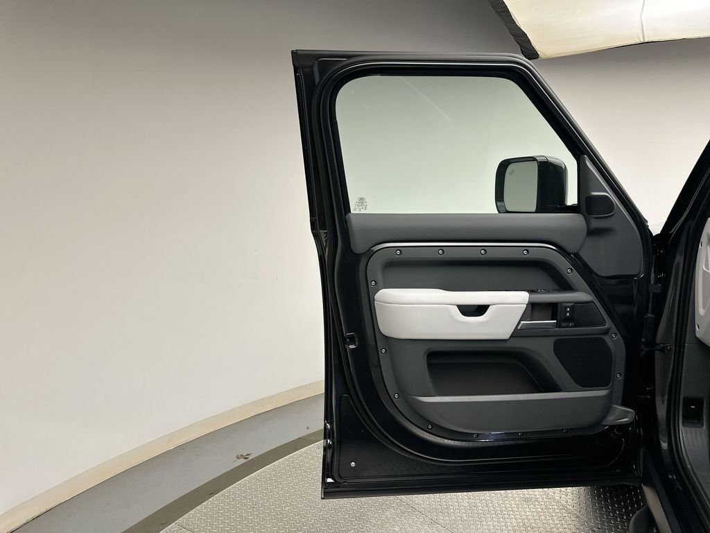 New 2026 Carpathian Grey Prem Met Land Rover X-Dynamic SE image 9
