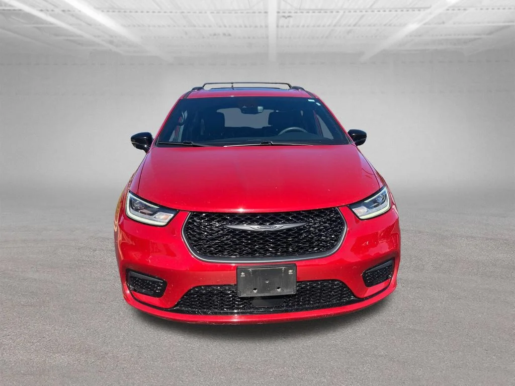 Used 2025 Red Chrysler Limited image 3