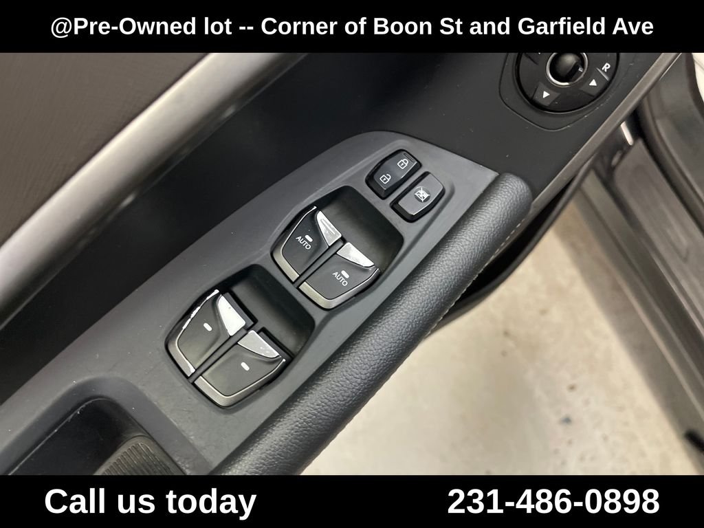 Used 2018 Black Hyundai SE image 16