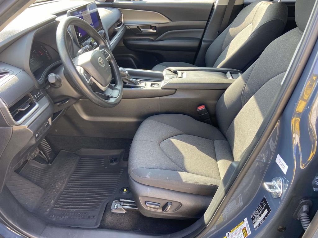 Used 2025 White Toyota LE image 19