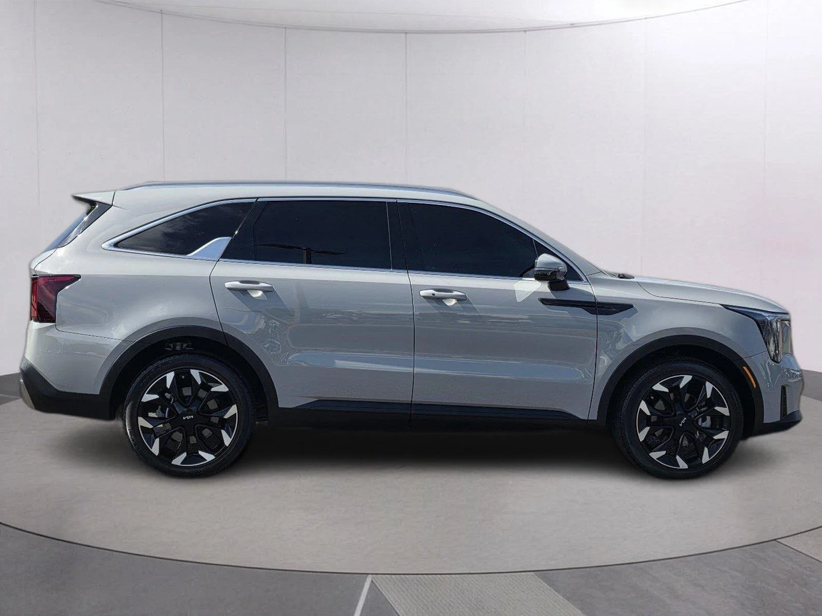Used 2025 Wolf Gray Kia EX image 4