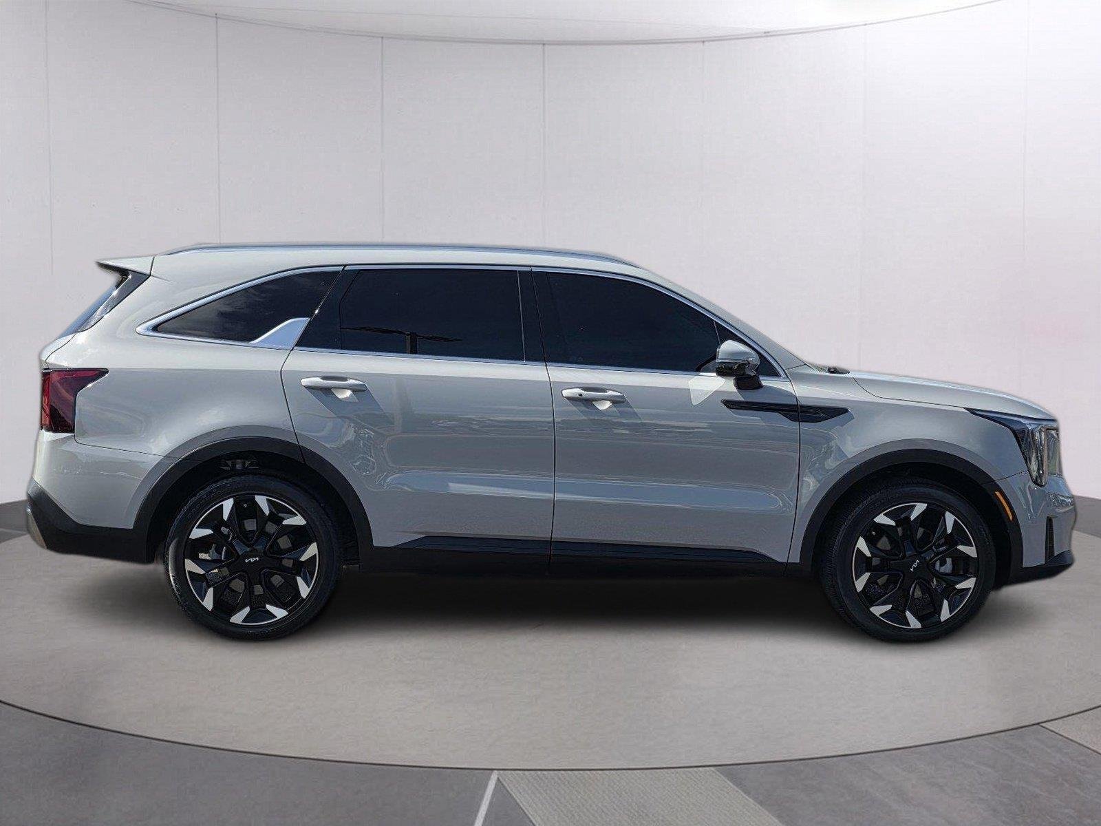 Used 2025 Wolf Gray Kia EX image 4