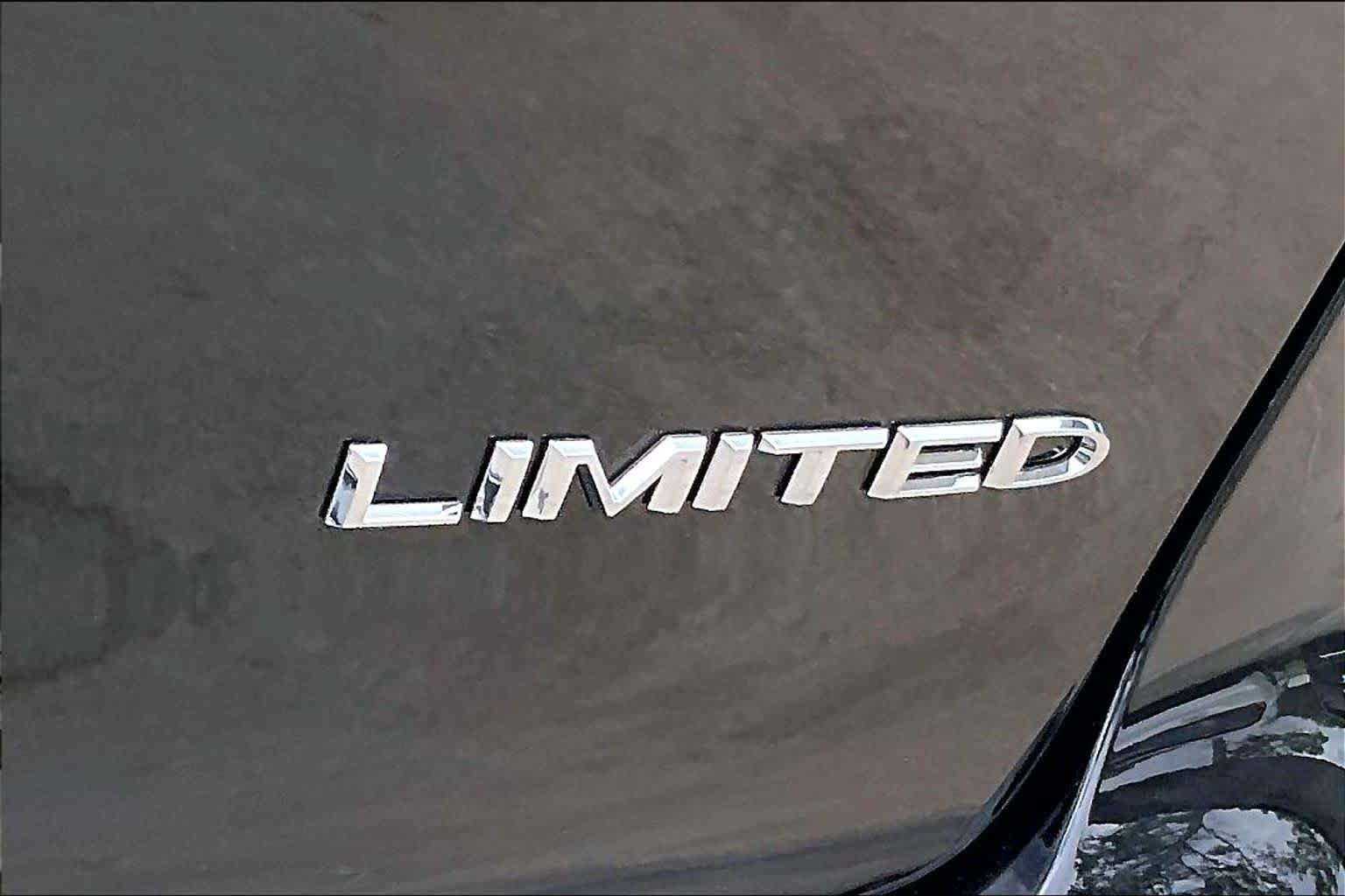New 2027 Diamond Black Crystal Pearl-Coat Exterior Paint Chrysler Limited image 15
