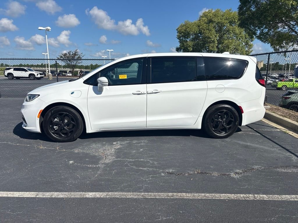 Used 2022 White Chrysler Limited image 7