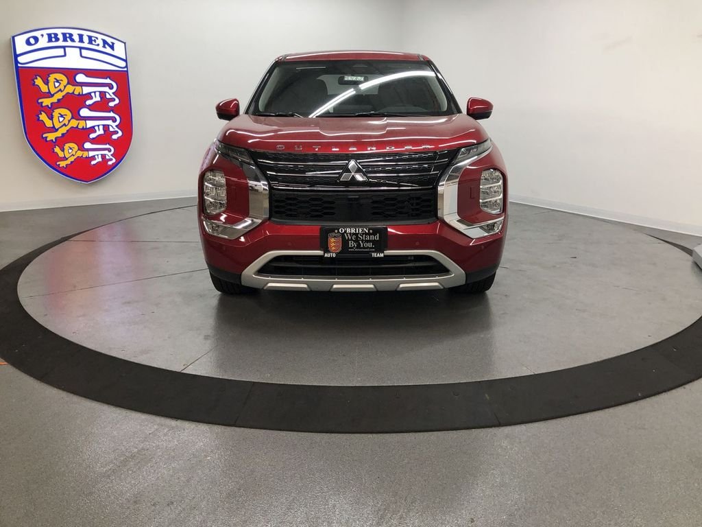Used 2022 Red Diamond Mitsubishi SE image 2