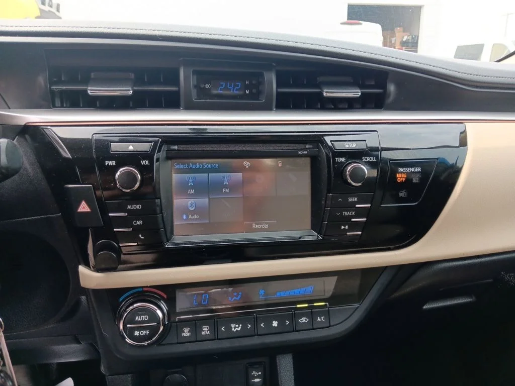 Used 2014 4Evergreen Mica Toyota LE image 21