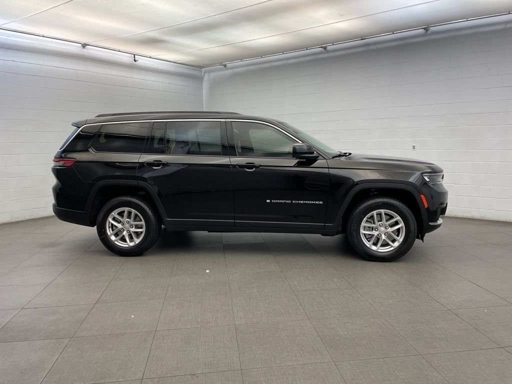 New 2026 Diamond Black Crystal Pearl-Coat Exterior Paint Jeep Laredo image 2