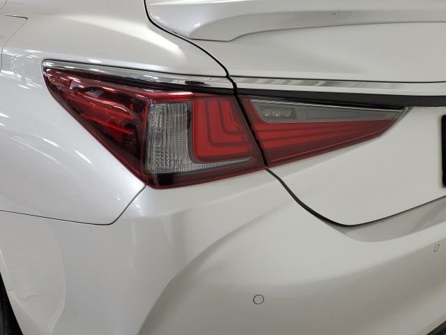Used 2025 White Lexus 350 image 31
