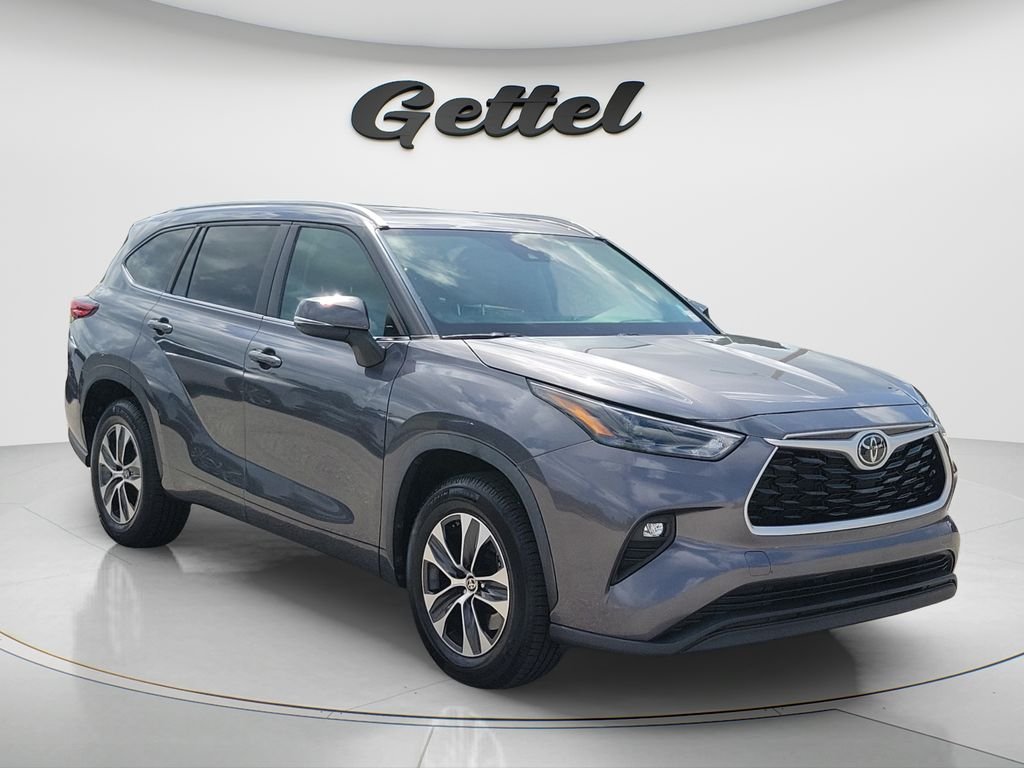 Used 2023 Gray Toyota XLE image 3