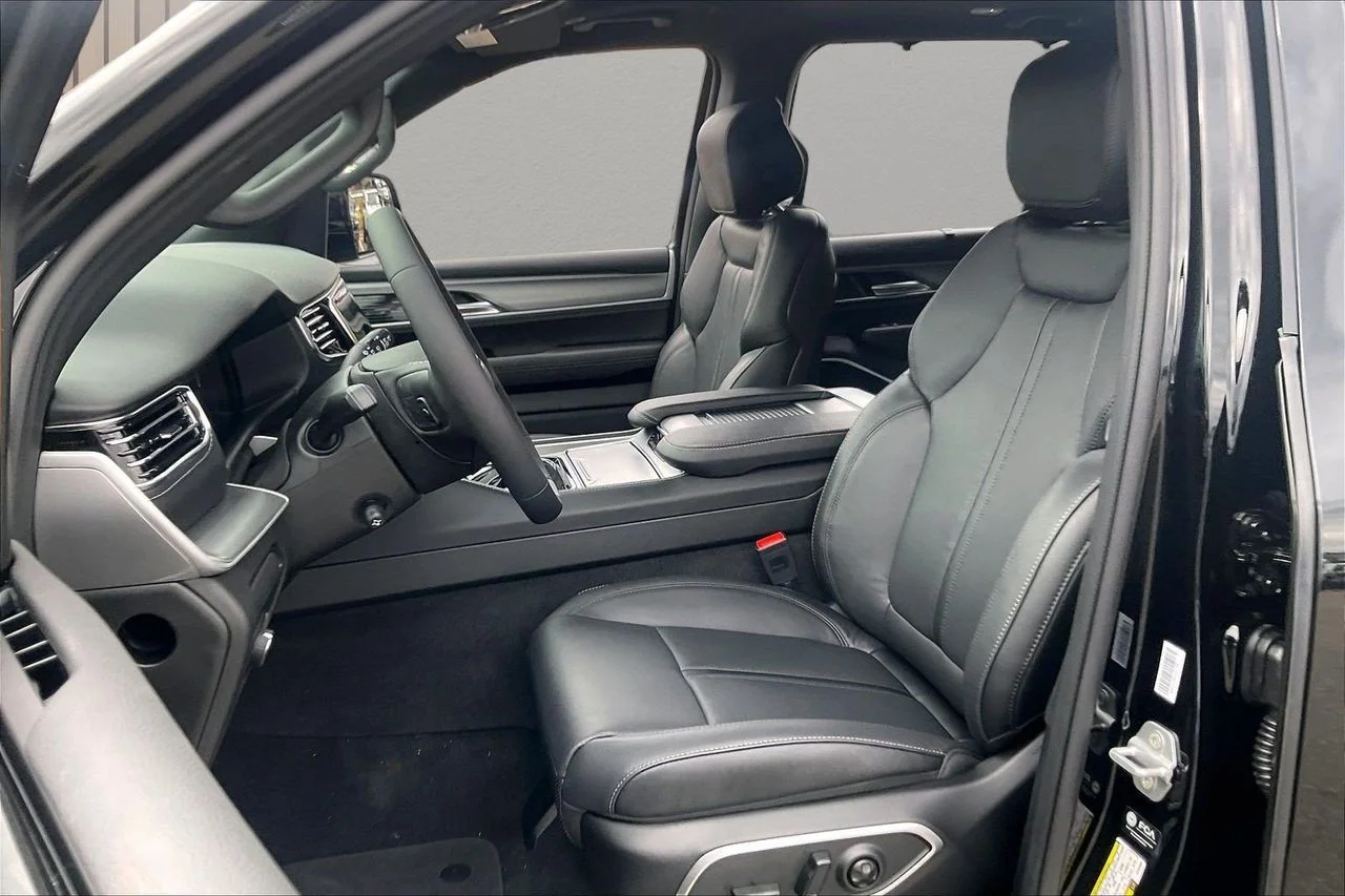 New 2026 High Gloss Black Exterior Paint Jeep Limited Reserve image 21