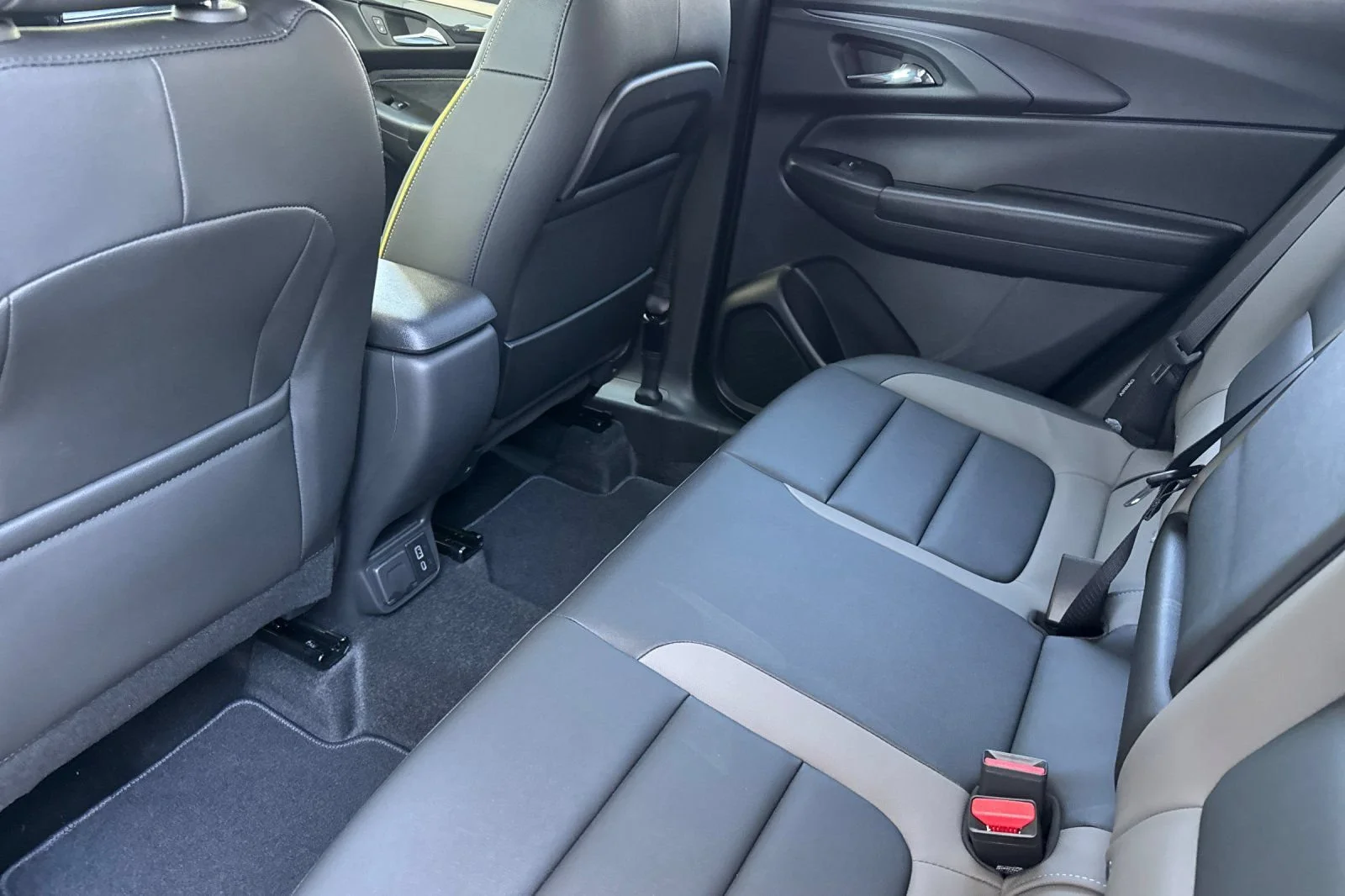New 2026 Mosaic Black Metallic Chevrolet ACTIV image 11