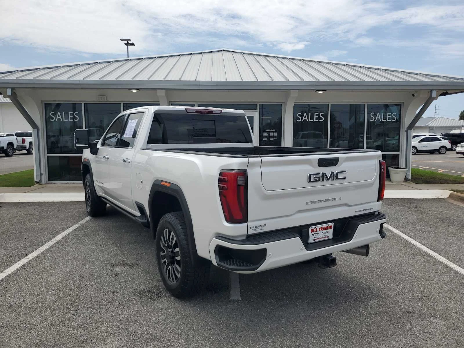 Used 2025 White Frost Tricoat GMC Denali Ultimate image 3