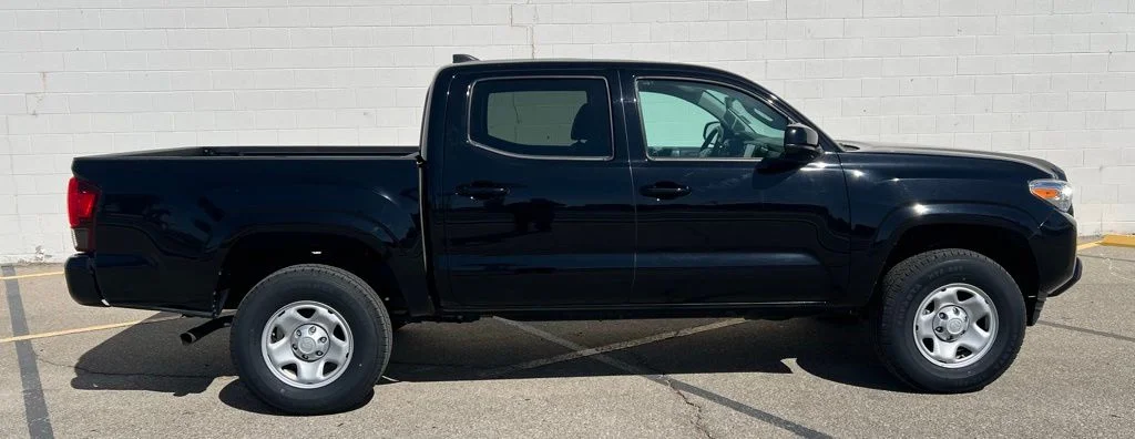 Used 2022 Midnight Black Metallic Toyota SR image 7