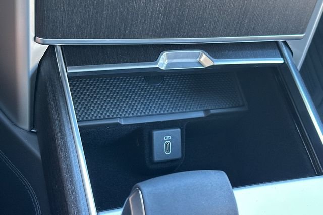 New 2026 Obsidian Black in Gloss Finish Land Rover SE image 19