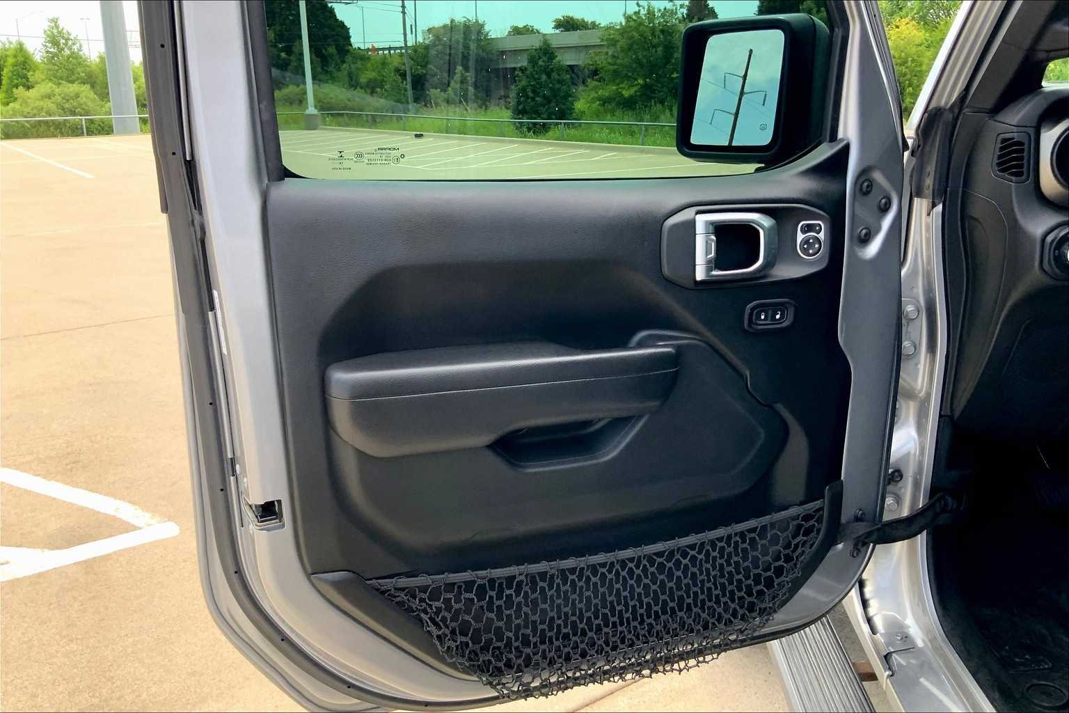 Used 2018 Billet Silver Metallic Clearcoat Jeep Sport S image 24