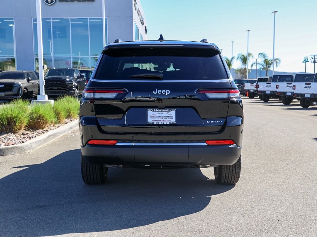 New 2026 Diamond Black Crystal Pearl-Coat Exterior Paint Jeep Laredo image 4