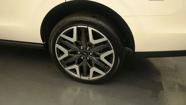 New 2026 Star White Metallic Tri-Coat Ford Platinum® image 9