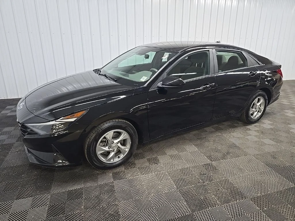 Used 2022 Black Hyundai SE image 6