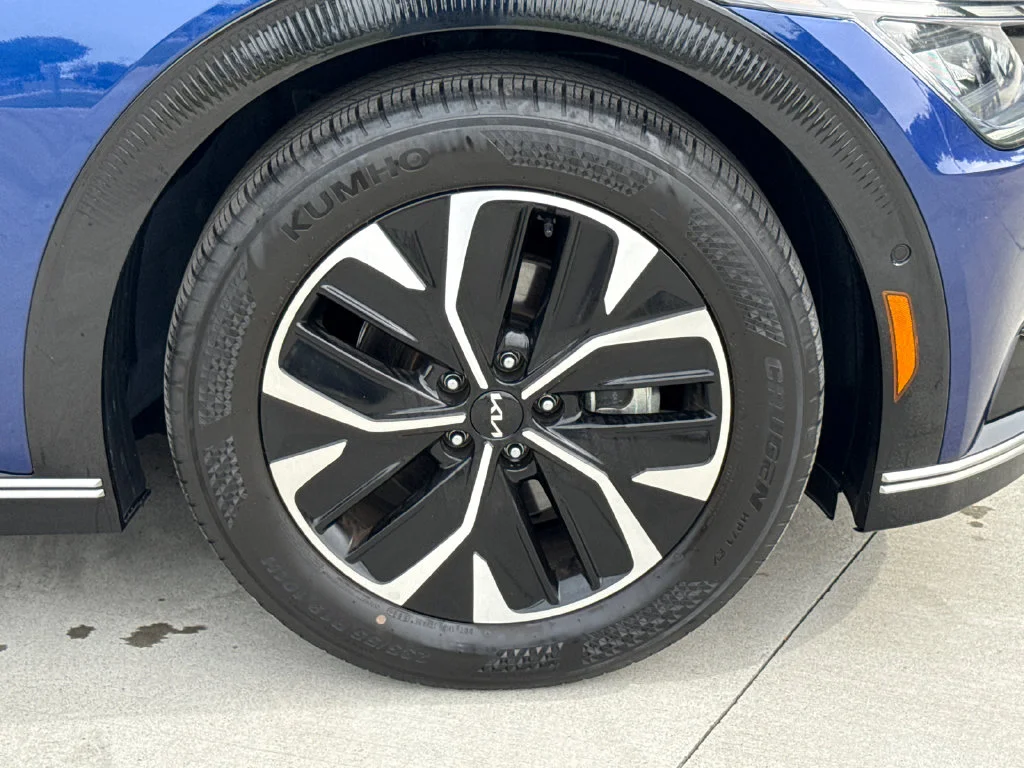 Used 2024 Blue Kia Wind image 11