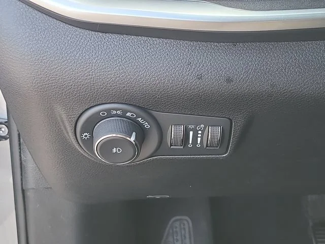 Used 2024 Silver Jeep Latitude image 22