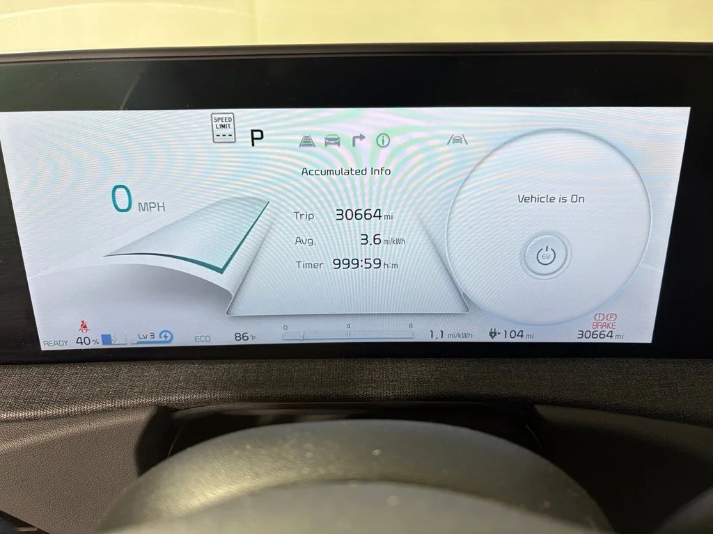 Used 2023 White Kia Wind image 26