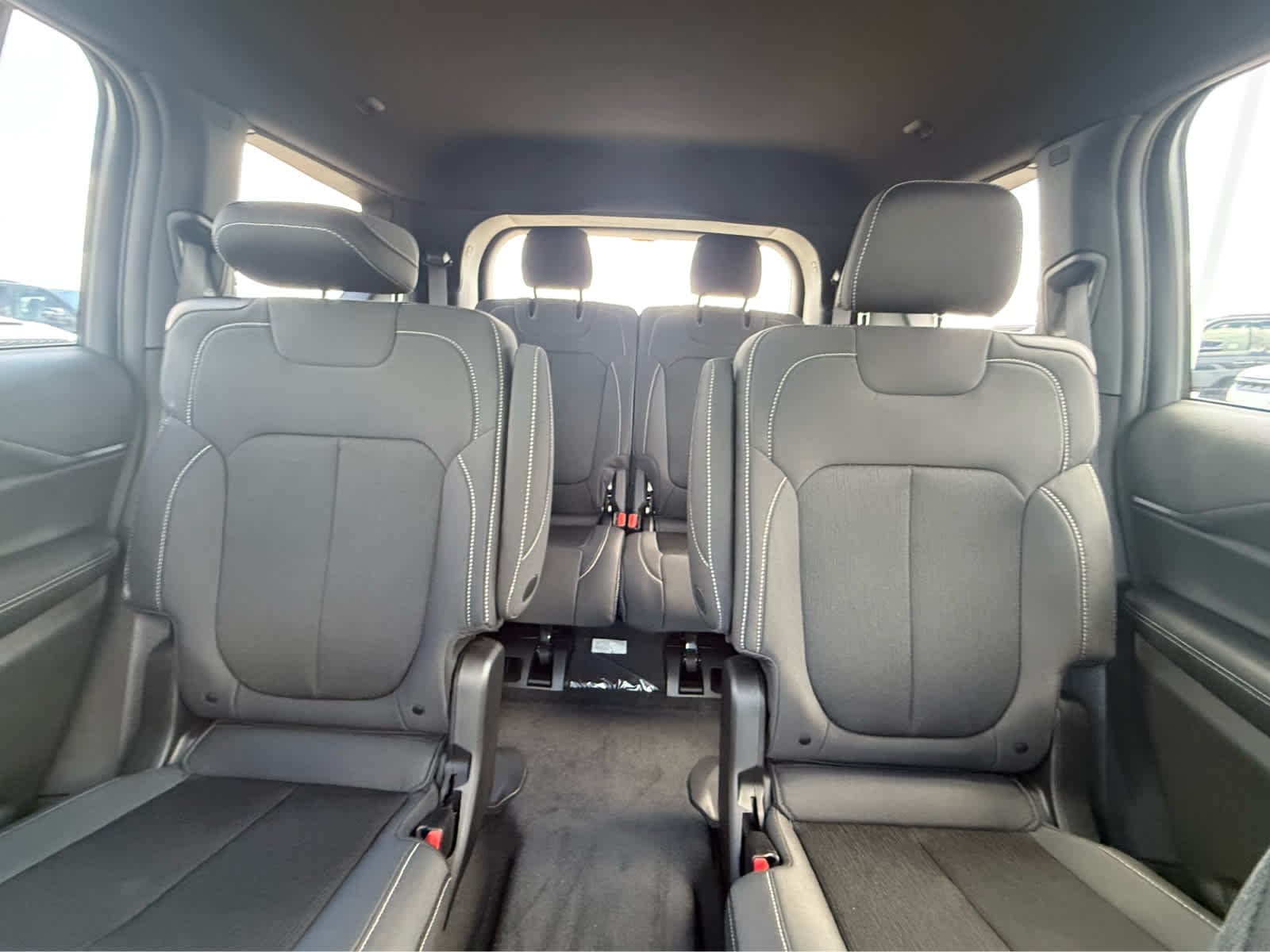 New 2026 Bright White Clear-Coat Exterior Paint Jeep Laredo X image 30