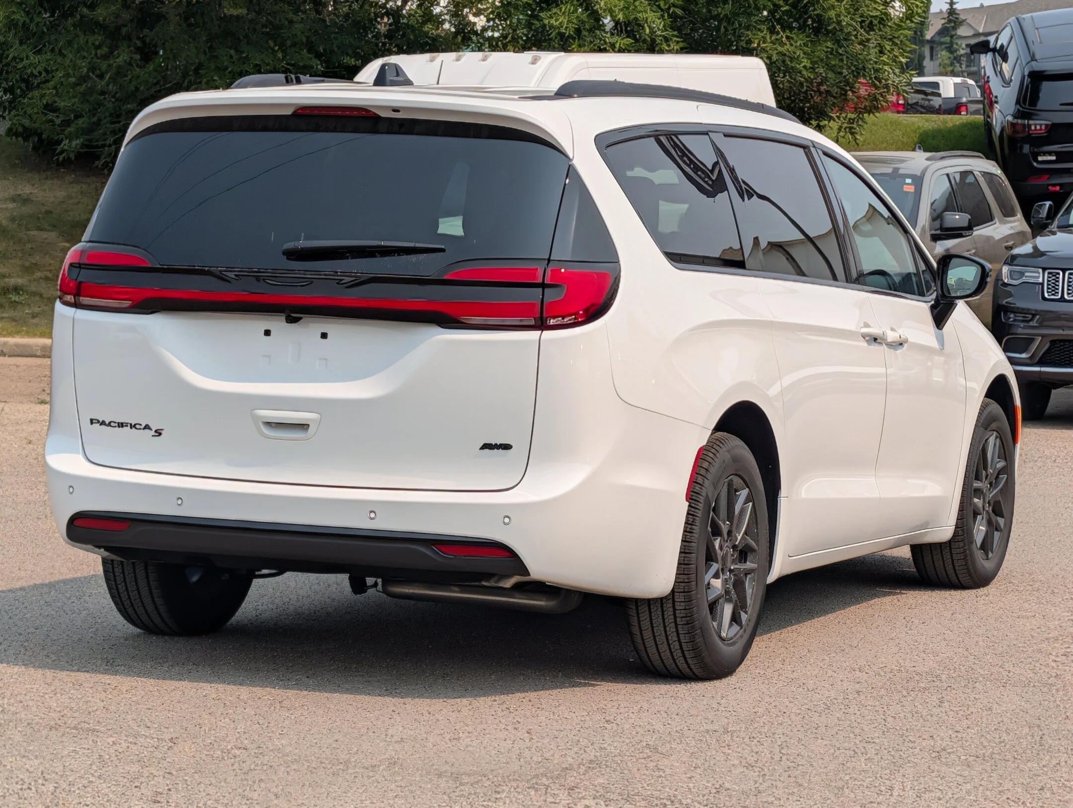 New 2027 White Chrysler Select - - AWD - Adaptive Cruise Control - Blind Spot Monitor & More! image 8