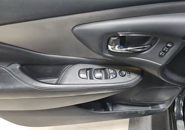 Used 2019 Black Nissan SL image 6