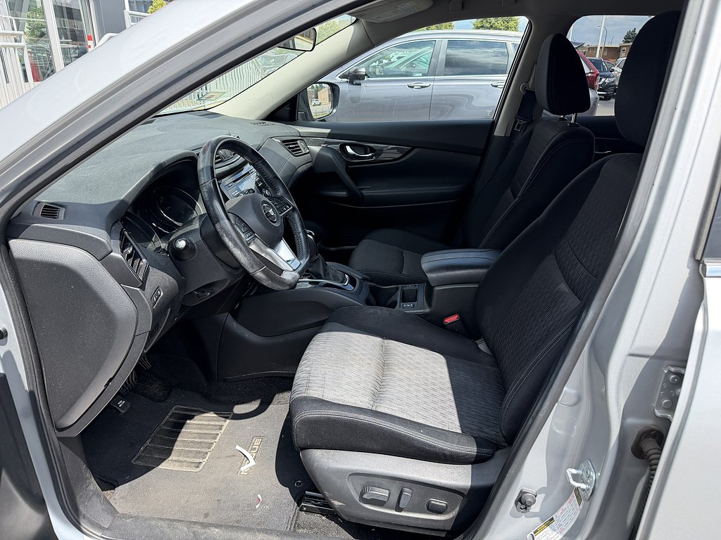 Used 2017 Brilliant Silver Nissan SV image 14