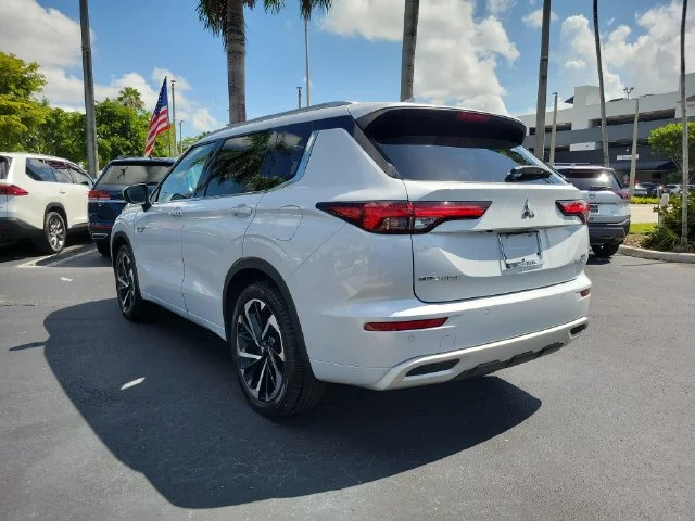 Used 2023  Mitsubishi SEL image 6