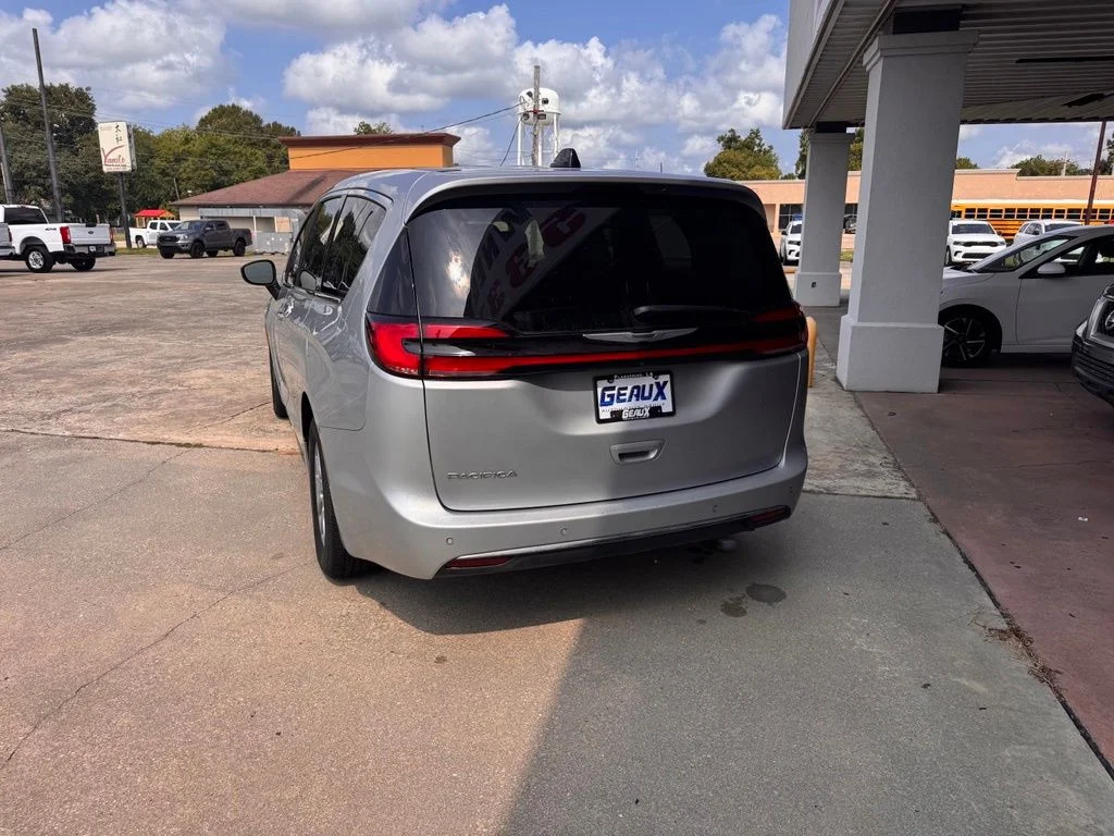 Used 2023 Silver Chrysler Touring L image 8